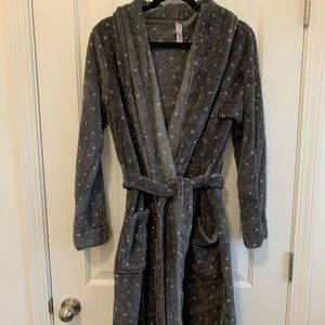 Grey and white dot robe